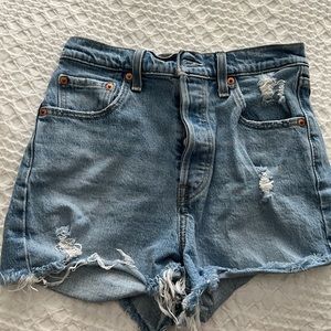 Levi’s ribcage shorts in size 26